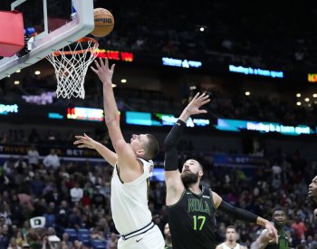 Jokičův triple double Denveru v NBA nestačil, naopak Harden slavil poprvé