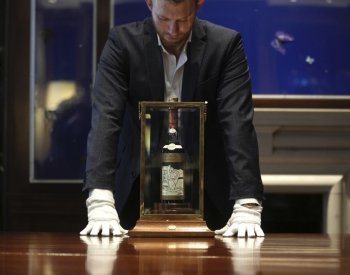 Téměř 100 let stará whisky se na aukci prodala za rekordních 2,2 milionu liber