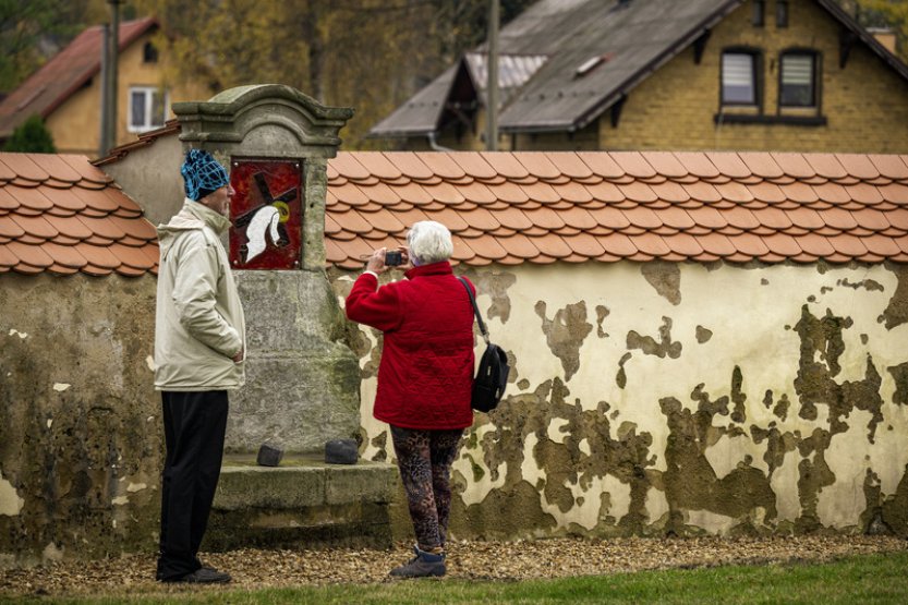 V Dětřichově obnovili křížovou cestu, nově je ze skleněných plastik