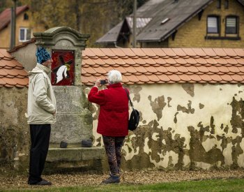 V Dětřichově obnovili křížovou cestu, nově je ze skleněných plastik