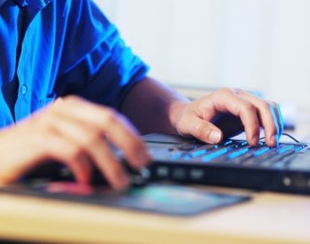 Le Monde: Kypr se stal klíčovou základnou pro pornoprůmysl