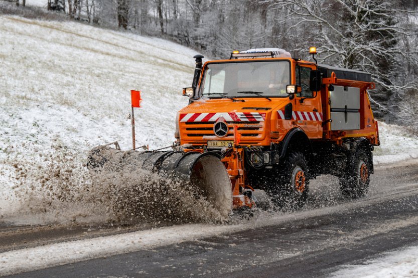 Na horách v Královéhradeckém kraji leží místy na silnicích zledovatělý sníh