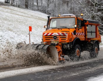 Na horách v Královéhradeckém kraji leží místy na silnicích zledovatělý sníh