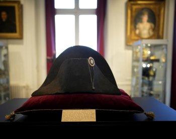 Dvourohý Napoleonův klobouk se na aukci prodal za rekordní sumu