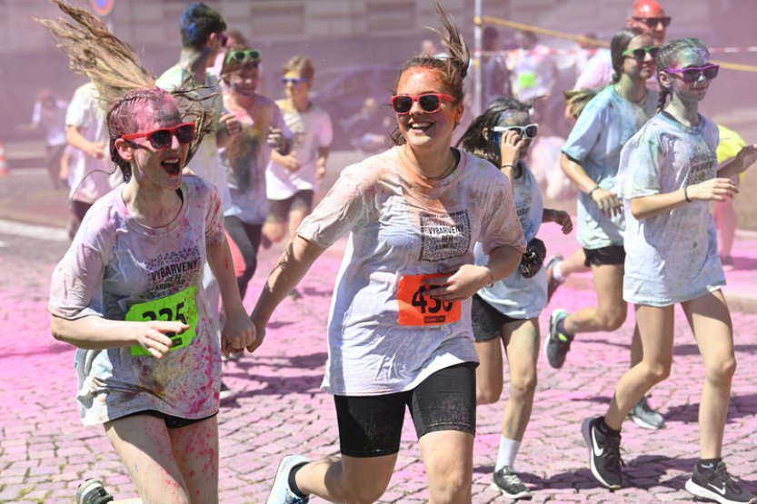 Téměř 1700 běžců proběhlo Kroměříží při Vybarveném běhu