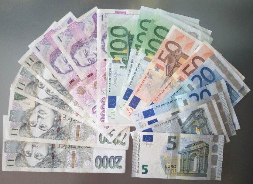 Koruna je vůči euru nejslabší téměř od začátku roku