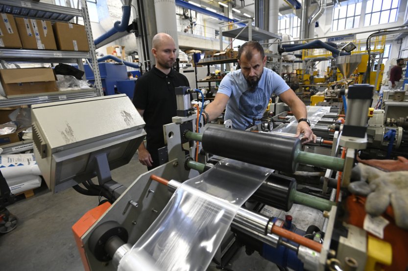 Zlínští vědci vyvíjejí polymerní materiál, coby fólie bude senzorem na letadle