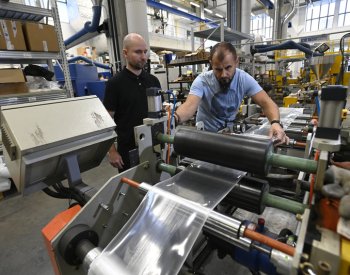 Zlínští vědci vyvíjejí polymerní materiál, coby fólie bude senzorem na letadle