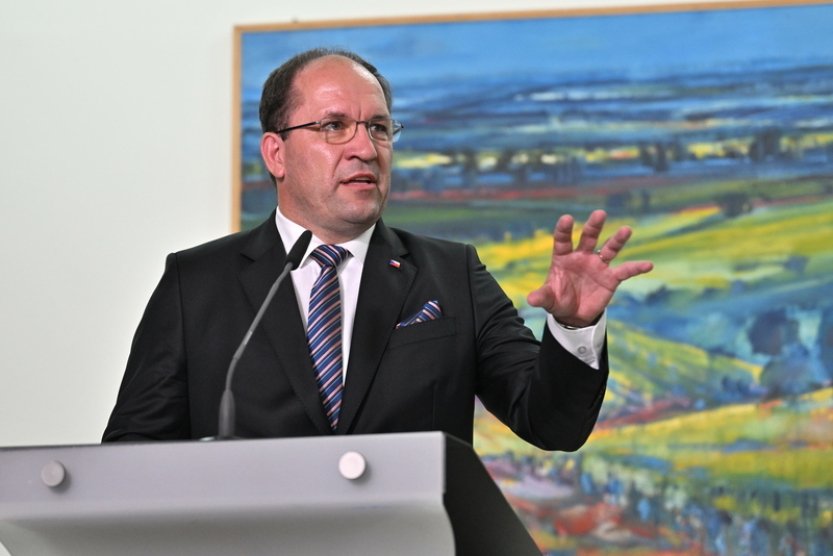 Aplikace sledující ceny potravin nesmí ohrozit malé obchodníky, míní Výborný