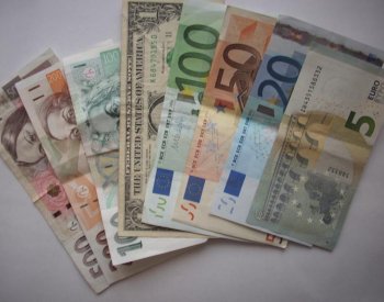 Koruna oslabila k euru a zpevnila k dolaru