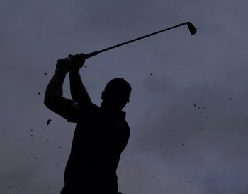 Golfista Luiten přišel na turnaji v Dubaji o tři hole, skončily na stromě