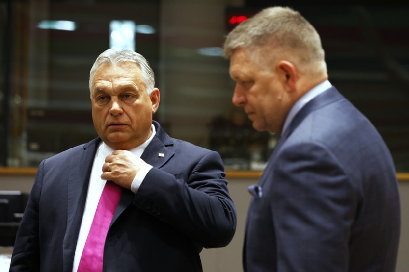 Fico nám nezavře ústa, bojkotem médií kopíruje Orbána, píší Sme a Denník N