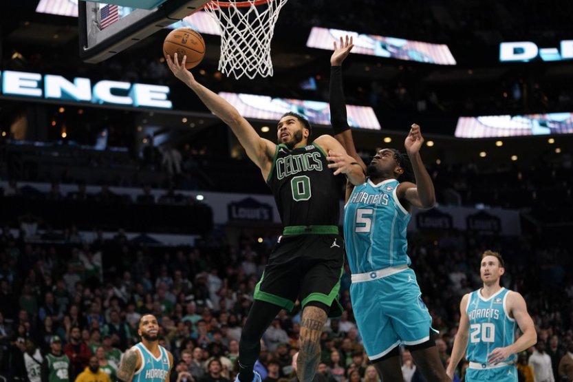 Lídrovi NBA Bostonu nestačilo Tatumových 45 bodů, Jokič byl vyloučen