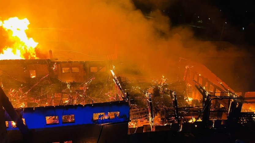 Ve Slavonicích v noci vyhořela hala pily, škoda 15 milionů korun