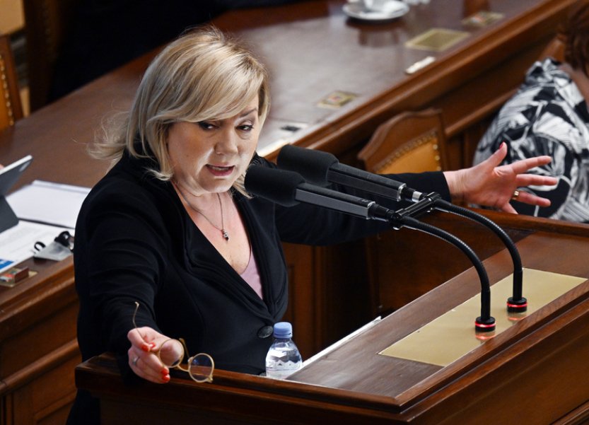 Opozice vyčítá vládě neschopnost, zazněl i příměr s pološíleným kuchařem