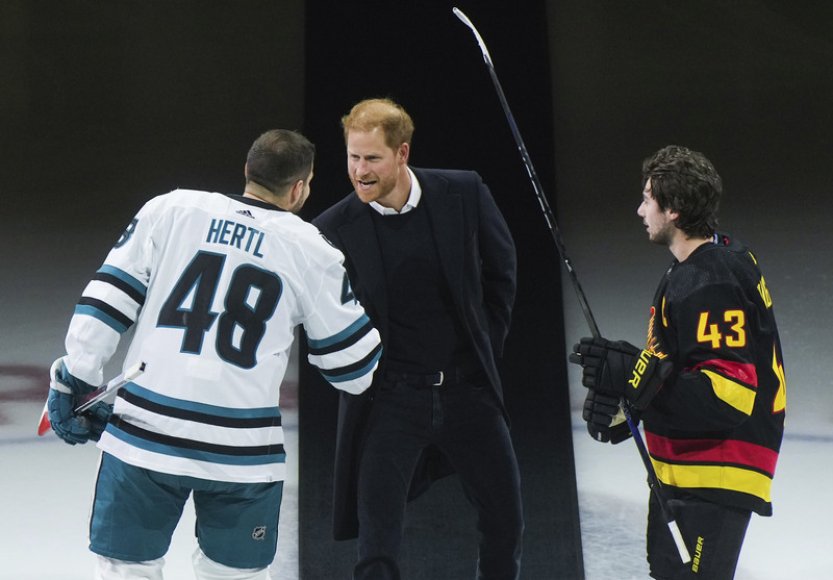 Hertl si ve Vancouveru potřásl rukou s princem Harrym, štvala ho ale porážka