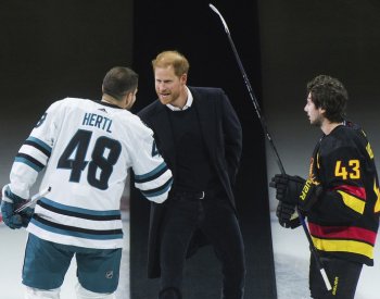Hertl si ve Vancouveru potřásl rukou s princem Harrym, štvala ho ale porážka