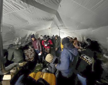 Stovky migrantů na ruské hranici chtějí do Finska