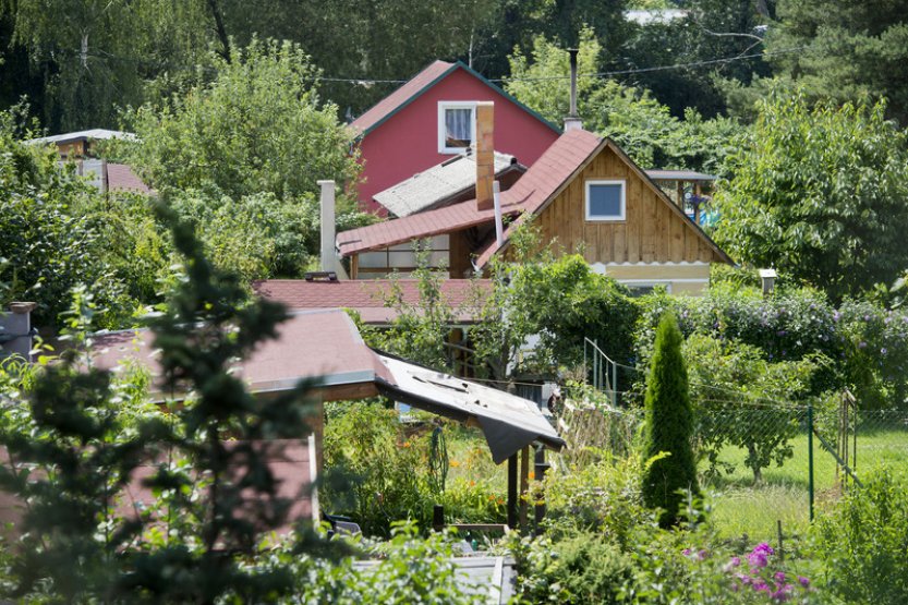 Teplé počasí Češi využívají ke zkrášlení zahrad, zájem je o pergoly i slunečníky