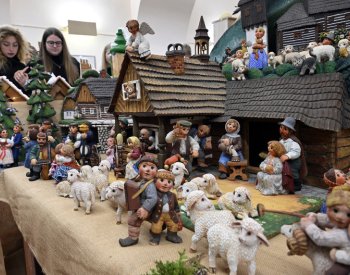 Výstava v Klementinu představuje také třímetrový vyřezávaný mechanický betlém