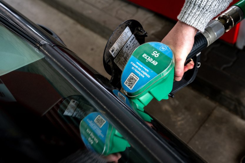 Paliva dál zlevňují, benzin je pod 38 korunami