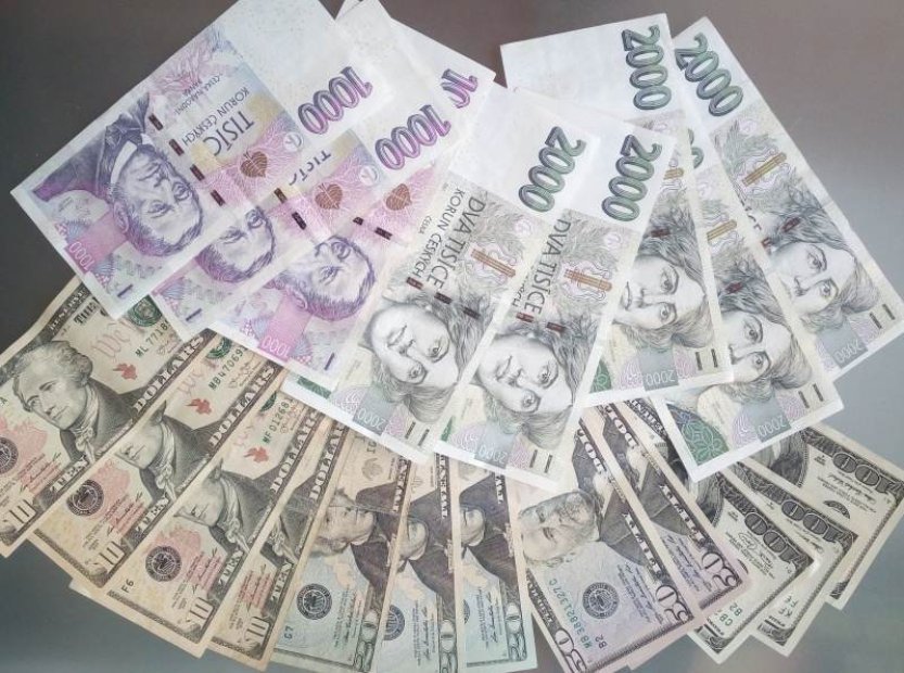 Koruna posílila k oběma hlavním světovým měnám, burza oslabila