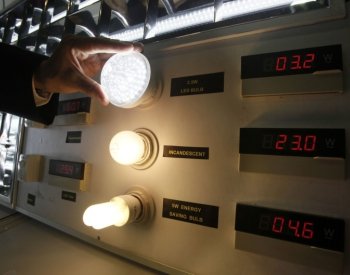 Češi dál šetří s elektřinou, za tři čtvrtletí snížili spotřebu o 4,8 procenta