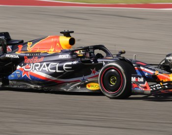 Verstappen se pokusí v Abú Zabí udělat vítěznou tečku za rekordní sezonou F1