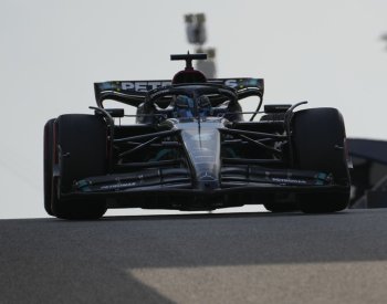 První trénink F1 v Abú Zabí vyhrál Russell před Drugovichem a Ricciardem