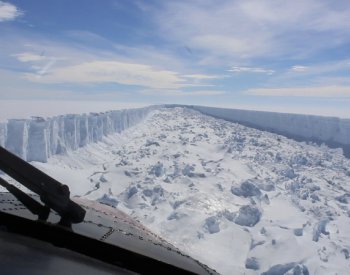 Největší ledovec světa se dal u břehů Antarktidy po více než 30 letech do pohybu