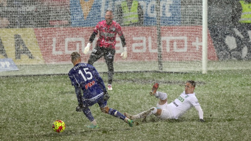 Olomouc vyhrála v Karviné 2:0, zápas protáhlo silné sněžení