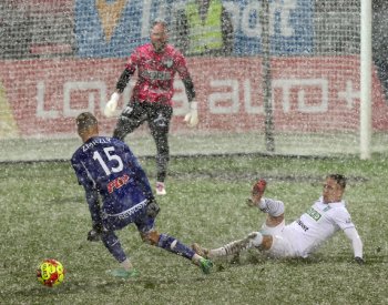 Olomouc vyhrála v Karviné 2:0, zápas protáhlo silné sněžení