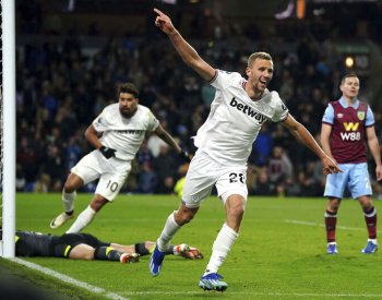 Souček zařídil West Hamu výhru v Burnley, Manchester City remizoval s Liverpoolem