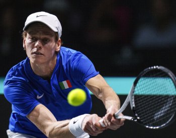 Sinner odvrátil Djokovičovi tři mečboly a vyrovnal semifinále Davis Cupu