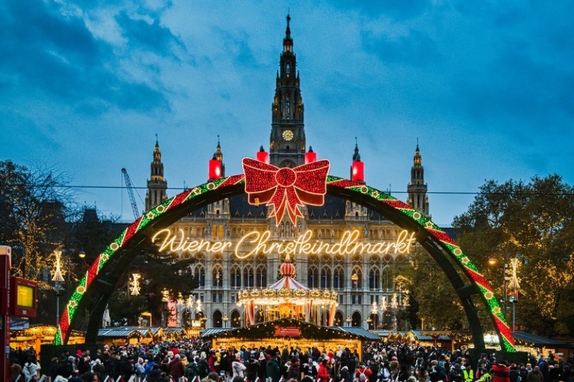 Vánoční Vídeň láká na tradiční hrnky ve tvaru boty i srdci ověšený strom