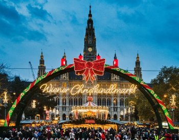 Vánoční Vídeň láká na tradiční hrnky ve tvaru boty i srdci ověšený strom