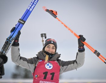 Biatlonistka Vittozziová vyhrála vytrvalostní závod SP, bodovala 30. Voborníková