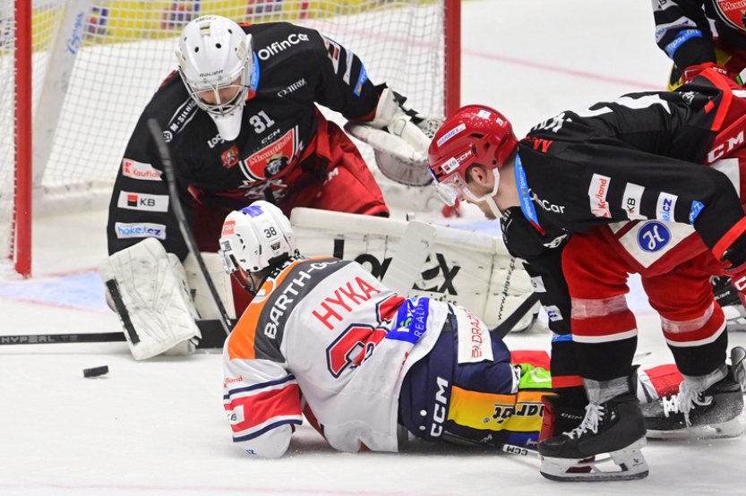 Pardubice vyhrály derby a drží náskok před Spartou, na dno dopadlo Kladno