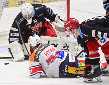 Pardubice vyhrály derby a drží náskok před Spartou, na dno dopadlo Kladno