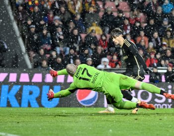 Sparta ve výročním utkání porazila Zlín 2:0 a je opět první