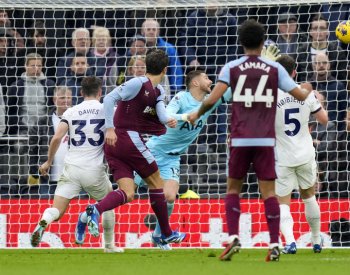 Aston Villa porazila Tottenham 2:1 a vystřídala jej na čtvrtém místě