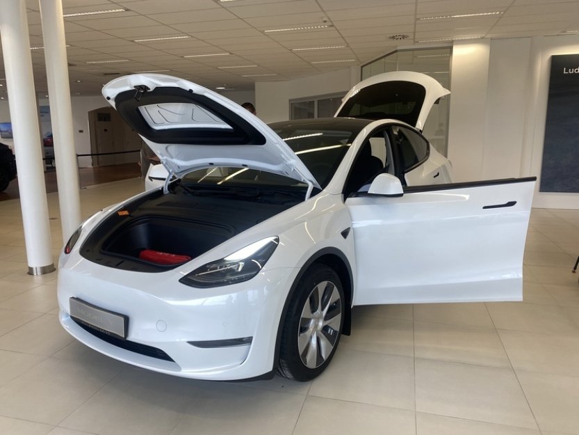 Wired: Odepsané vozy Tesla podstupují na Ukrajině reinkarnaci