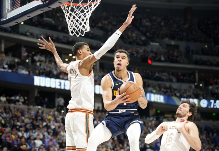 Wembanyama v NBA na Jokiče nestačil, Lillard pomohl zdolat svůj bývalý tým
