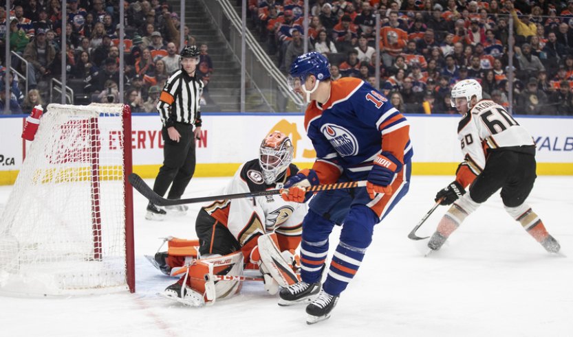 Nečas asistoval, Dostál nedochytal a McDavid zazářil pěti body