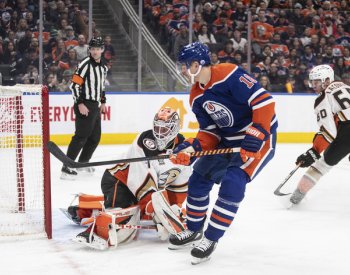 Nečas asistoval, Dostál nedochytal a McDavid zazářil pěti body