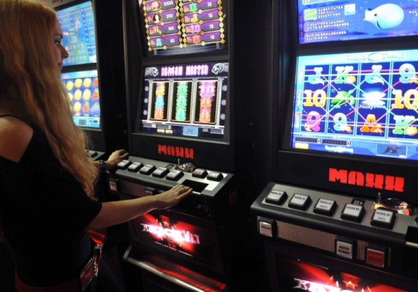 Lidé v Česku loni prosázeli 759,3 miliardy Kč, meziročně o 44,2 % více