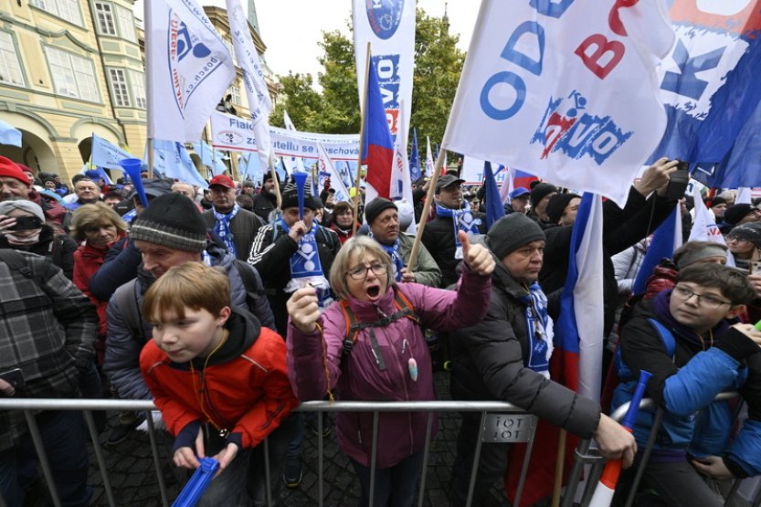 Vláda by měla okamžitě odstoupit, uvedl Babiš k dnešním protestům