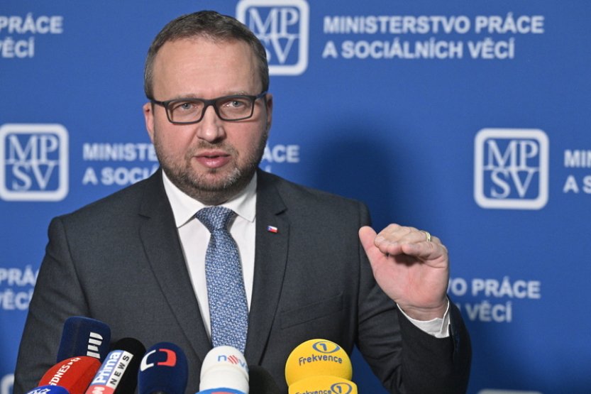 Jurečka nevidí prostor pro revizi konsolidačního balíčku, jak žádají odbory