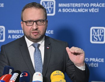 Jurečka nevidí prostor pro revizi konsolidačního balíčku, jak žádají odbory