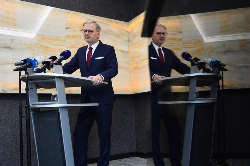 Česká vláda nezvládá vysvětlit nepopulární kroky, napsal list Pravda